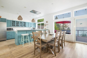 Modern retreat w/ stunning views & hot tub